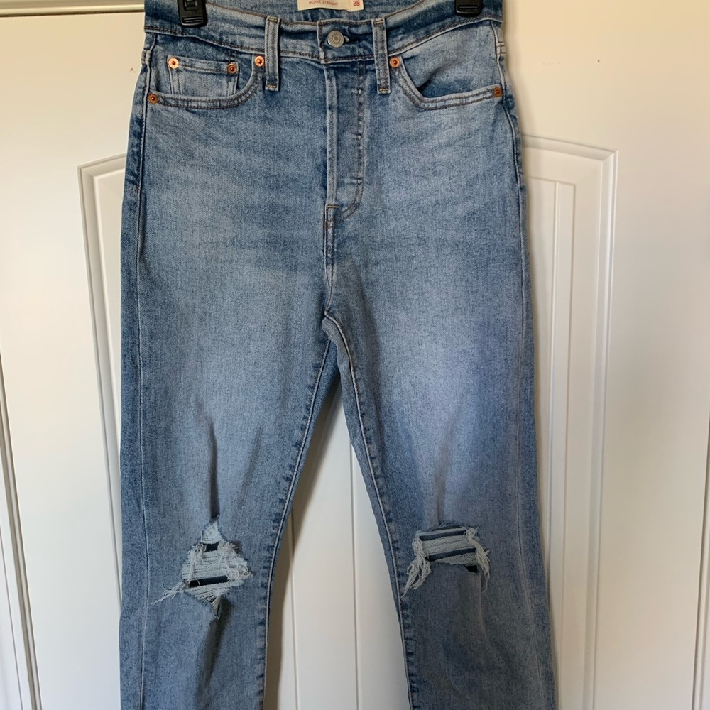Levis Women’s wedgie straight jeans size 28